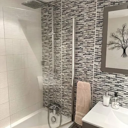 Elegant 2-bedroom With Beautiful Views Apartment *